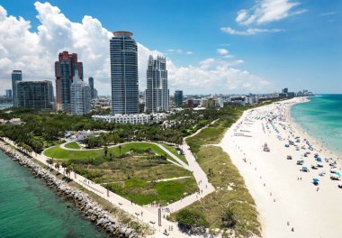 Miami 'nin siluetinin insansız hava aracı görüntüsü. Miami sahili hava manzaralı. Güney Sahili, Miami Sahili. Miami Beach, Florida 'daki South Pointe Parkı' nda hava manzarası. Florida 'da Amerikan turizmi