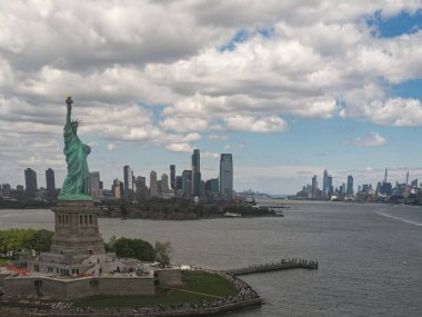 New York City, New York 'ta panoramik hava manzaralı Özgürlük Heykeli. New York Panorama üzerinde Özgürlük Anıtı. Özgürlük Anıtı 'yla New York şehrinin silüeti. Özgürlük Heykeli ve Manhattan