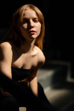 Moda mankeninin şehvetli portresi. Şehvetli güzel kadın yüzü. Şehvetli genç kadın vesikalığı. Güzel seksi model portresi. Güzel kadın yüzü. Şehvetli kız, seksi model portresi. Doğal güzellik.