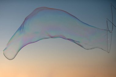 Büyük sabun köpüğü. Mavi gökyüzünde renkli sabun köpüğü