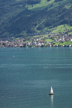 Alp dağları ve İsviçre 'deki gibi. İsviçre 'de Alpler doğası. İsviçre Alpleri. İsviçre 'nin doğası gereği panoramik. İsviçre göllerinin doğası. İsviçre manzarası. Doğa arkaplanı