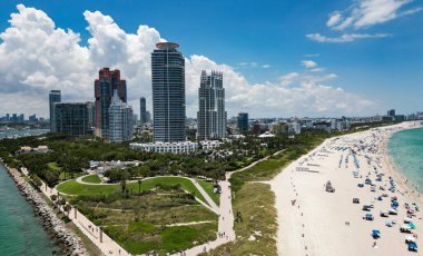 Miami sahili kıyı şeridinin hava manzarası. Miami Sahili Panorama Manzarası. South Pointe Parkı 'nın havadan görünüşü. Miami şehri. Güney Miami 'nin en iyi manzarası