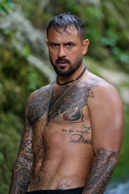 Sabahları insan doğaya su sıçratıyor. İspanyol erkek güzellik suratı. - Sabah sağlığı. Günaydın erkek yüz. Sabah rutini