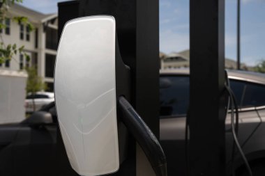 Elektrikli araba şarj oluyor. Eko araç. Elektrikli araba için şarj oluyor. EV elektrikli araba elektrik şarj istasyonunda. Yeniden şarj edilebilir otomobil için enerji teknolojisi