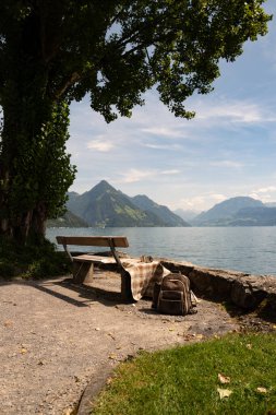 Dağlarda dolaş. Alps gölünde ve dağlarda turizm. Turizm konsepti. İsviçre 'nin doğasına yakın bir yerde yürüyüş yapmak. İsviçre manzarası. Kamp ve yürüyüş ekipmanları