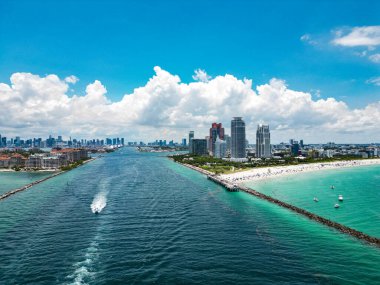 Miami Beach, South Beach, Florida, ABD. Miami sahili. Miami Plajı ve şehir manzarasının havadan görüntüsü. Miami Sahili 'nin sahil şeridi İHA' dan vuruldu.