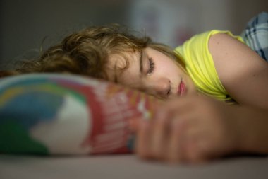 Çocuk yatakta uyuyor. Çocuklar için yastık ve battaniye. Küçük çocuk uyuyor. Küçük çocuk yatakta uyuyor. Uyuyan çocuk. Çocuk karanlık bir odada uyuyor. Evdeki bir yatakta uyuyan çocuk