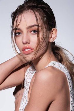 Moda, şehvetli modellerden oluşur. Modaya uygun genç bir kadın. Göz kamaştırıcı bir genç kadının portresi. Zarif Bayan. Güzel model. Zarif bir kadının moda portresi.