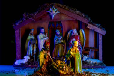 Noel tebrik kartı. Joseph Mary ve İsa 'nın Noel kreşinde. İsa, Meryem, Yusuf, koyun ve büyücü heykelciklerin olduğu Noel Ahırı sahnesi