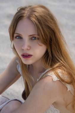 Moda mankeninin şehvetli portresi. Seksi kadın yüzü. Genç bir kadının vesikalığı. Güzel seksi model portresi. Güzellik ve seksi kadın yüzü. Şehvetli kız, seksi model portresi. Doğal güzellik.