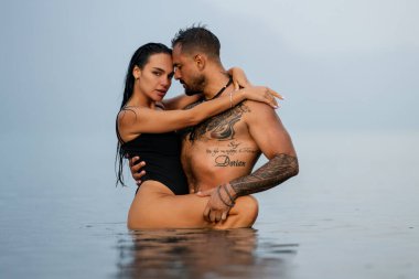 Suda şehvetli bir çift. Erotik şehvetli çiftler suda öpüşüyor. Gölde birbirine aşık romantik bir çift. Yaz plajında öpüşen seksi çift. Aşk konsepti. Güzel bir çift yaz tatilini birlikte geçirir.