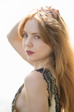 Genç modelin seksi portreleri, seksi kadın yüzü. Güzel kadın. Genç seksi modelin portresi. Şehvetli kadın yüzü. Şehvetli bir kızın yakın plan portresi. Seksi bir görünüş. Güzel moda kızı.