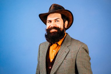 Kovboy şapkalı mutlu eski moda hippi kovboy. Amerikalı kovboylar. Retro tarzında sakallı adam. Kovboy şapkası takan sakallı adamın portresi. Kovboylar gibi. Retro kovboy