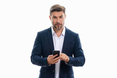 Cep telefonu kullanan takım elbiseli bir iş adamının portresi. Beyaz adam aramalar için akıllı telefon kullanıyor, sosyal medya, mobil uygulama. Çevrimiçi sohbet. Telefonda konuşan adam.