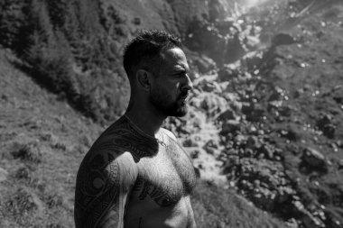 Üstsüz vücutlu yakışıklı bir adam. Kaslı gövde. Güçlü, vahşi adam. Yakışıklı seksi adamın portresi. Kaslı adam. Çıplak vücutlu, çıplak vücutlu, yakışıklı bir genç. Dışarıdaki seksi adam.