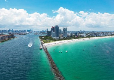 Miami plajı, okyanus gezisi yaz şehri. Miami Beach, South Beach, Florida, ABD. Kıyı şeridi, hava manzarası. Yüksek gökdelenlerin ve okyanusun havadan görünüşü, Miami Beach, Florida, ABD