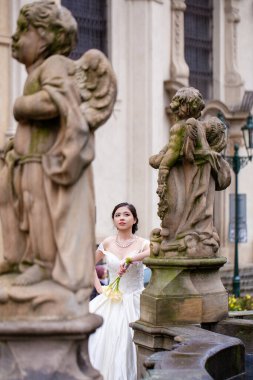 Gelin düğün gününde çok güzel görünüyordu. Güzel bir gelin, mükemmel bir düğün. Zarif genç Asyalı gelin. Gelinin güzelliği. Rüya gibi bir düğünde şehvetli bir gelin.