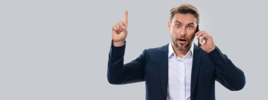 Takım elbiseli bir iş adamı cep telefonundan izliyor. Akıllı telefon kullanan yakışıklı adam, SMS mesajı yaz. Sosyal ağ. Başlık için afiş, kopyalama alanı. Web tasarımı için poster