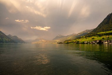 Yazın İsviçre 'de dağ, dağlı panoramik manzara. İsviçre Alpleri doğa ve seyahat. Alp manzarası. İsviçre 'de gölü olan bir dağ. Gölün üzerinden yaz manzarası ve Alpler içeri
