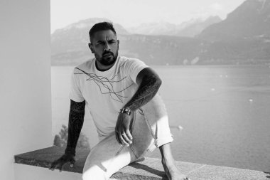 Dışarıdaki yakışıklı adamın portresi. Hippi bir modelin vesikalık fotoğrafı. Erkek yüzü. İspanyol yakışıklı adam. Kendine güvenen erkek model. Adam gururlu görünüyor. Çekici bir adamın yakın çekim yüzü. Zarif adam.