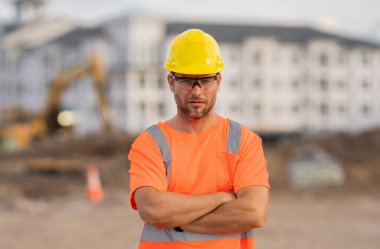 İspanyol 40 'larda inşaat alanında çalışan işçi. Amerikalı orta yaşlı erkek işçi. Binada çalışan bin yıllık inşaat işçisi. İnşaat işçisi portresi. Küçük işletme sahibi.