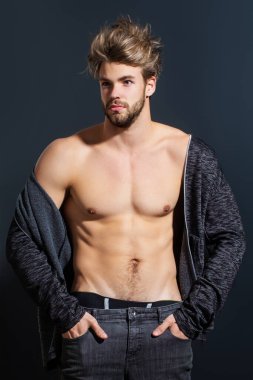Kaslı üstsüz vücudu olan yakışıklı bir adam. Kaslı gövde. Güçlü, vahşi adam. Yakışıklı atletik adamın portresi. Kas modeli. Çıplak vücutlu, çıplak vücutlu, yakışıklı bir genç. Seksi adam.