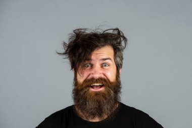 İyi sabahlar. Komik çılgın adam sabah uyandı. Dağınık saçlı bir adamın portresi. - Sabah sağlığı. Erkekler için sabah rutini