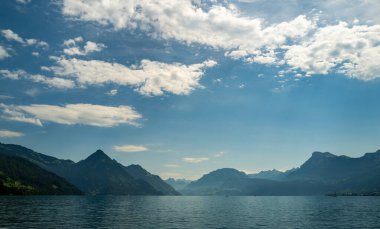 Yazın İsviçre 'de dağ, dağlı panoramik manzara. İsviçre Alpleri doğa ve seyahat. Alp manzarası. İsviçre 'de gölü olan bir dağ. Gölün üzerinden yaz manzarası ve Alpler içeri