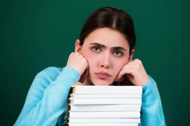 Üzgün bir üniversite öğrencisi. Yorgun liseli kız. Yorgun öğrenci çok fazla içiyor. Zor öğrenme. Üniversite öğrencisi endişeli. Kitapları istiflenmiş genç bayan öğrenci. Dil ve eğitim kavramı öğrenme