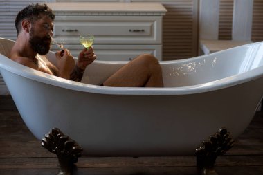 Adam sabah uyandı. Amerikalı erkek güzellik suratı. - Sabah sağlığı. Günaydın erkek yüz. Erkekler için sabah rutini