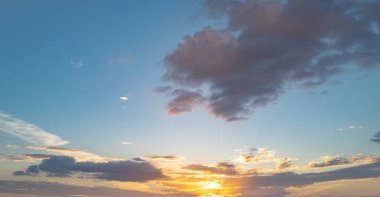 Bulutlu gün doğumu gökyüzü. Günbatımında Günbatımında Günbatımında Gökyüzü. Bulut Doğa Gökyüzü Arkaplanı. Karanlık bulutlar