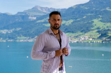 Dışarıdaki yakışıklı adamın portresi. Hippi bir modelin vesikalık fotoğrafı. Erkek yüzü. İspanyol yakışıklı adam. Kendine güvenen erkek model. Adam gururlu görünüyor. Çekici bir adamın yakın çekim yüzü. Zarif adam.