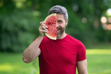 Karpuzlu mutlu çocuk. Yazlık parkta karpuz yiyen komik bir adam. Milenyum adamı bahçede karpuz yiyor. Adam dışarıda meyve yiyor. Mutlu yaz.