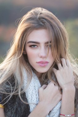 Şirin bir kızın yakın plan yüzü. Güzel yüzlü, çekici genç bir kızın güzel portresi. Güzel seksi model portresi. Güzel kadın yüzü. Şehvetli kız yüzü