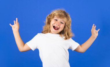 Stüdyodaki heyecanlı çocuk izole edilmiş bir geçmişi var. Şaşkın yüz, şaşkın çocuk duyguları.