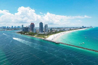 Miami plajı, okyanus gezisi yaz şehri. Miami Beach, South Beach, Florida, ABD. Kıyı şeridi, hava manzarası. Yüksek gökdelenlerin ve okyanusun havadan görünüşü, Miami Beach, Florida, ABD