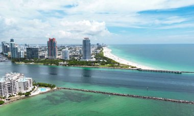 Miami Beach, South Beach, Florida, ABD. Miami Beach, Florida 'nın insansız hava aracı görüntüsü. Florida 'da lüks daireleri ve su yolu olan Miami Plajı.