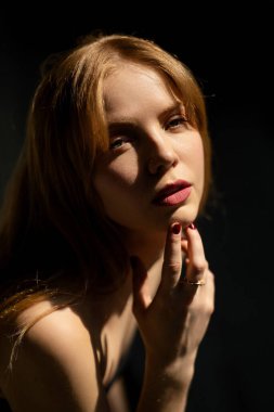 Moda mankeninin şehvetli portresi. Şehvetli güzel kadın yüzü. Şehvetli genç kadın vesikalığı. Güzel seksi model portresi. Güzel kadın yüzü. Şehvetli kız, seksi model portresi. Doğal güzellik.