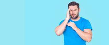 Endişeli ve endişeli bir adam. Endişeli Adam sıkıntılar, endişe, hayal kırıklığı ve duygusal stres yaşıyor. Stres hisseden endişeli bir adam. Endişeli ifade. Adam yatak sorununu çözmeyi düşünüyor.