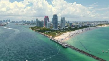 Miami Beach City 'nin havadan görünüşü, Florida, Amerika Birleşik Devletleri. Güneşli bir günde Miami 'nin insansız hava aracı çekimi. Miami Plajı, hava manzaralı. Miami Sahili Panorama Manzarası, Güney Sahili, Florida