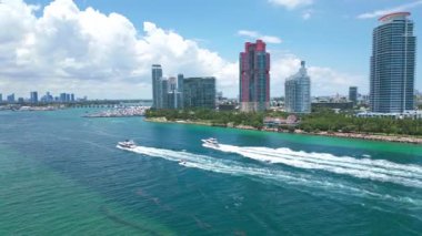 Miami Beach City 'nin havadan görünüşü, Florida, Amerika Birleşik Devletleri. Güneşli bir günde Miami 'nin insansız hava aracı çekimi. Miami Plajı, harika binalar manzarası. Miami Sahili Panorama Manzarası, Güney Sahili, ABD