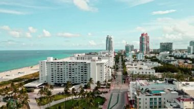 Miami Beach City 'nin havadan görünüşü, Florida, Amerika Birleşik Devletleri. Güneşli bir günde Miami 'nin insansız hava aracı çekimi. Miami Plajı, harika binalar manzarası. Miami Sahili Panorama Manzarası, Güney Sahili, ABD