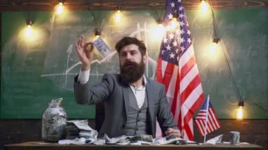 Para sayma konsepti. Amerikan dolarlarını sayıyorum. Komik retro adam ve kadın banknotları sayıyor. Zengin İşadamı dolar sayıyor. Nakit paradan tasarruf edersin. 100 dolar.