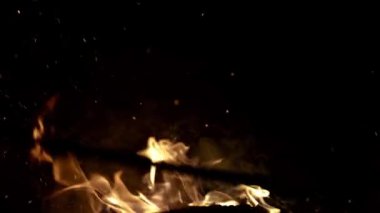 Üst üste dizayn için siyaha ateş edin. Ateş, izole edilmiş, soyut bir yapı. Sancak arkaplanı için soyut alev alev dokusu. Ateş alevleri, kırmızı ve sarı, termal enerji. Yanan ışıklar