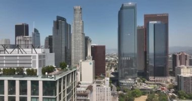 Los Angeles şehri California Skyline Panorama. Los Angeles 'taki gökdelenler. LA Gökdelenleri. Los Angeles şehir merkezinin panoramik hava manzarası. Los Angeles şehir merkezi ufuk çizgisi