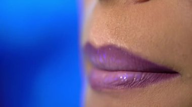 Makyöz fırçayla ruj sürüyor, profesyonel makyaj yapıyor. Rujlu kadın, makyaj portresi. Kırmızı pembe dudaklar. Ruj sürmüş bir kadın, kırmızı dudak parlatıcısı. Profesyonel makyöz.