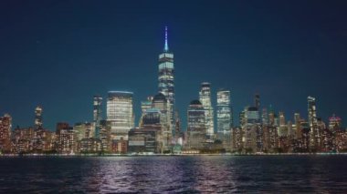 Manhattan 'ın güzel gökdelenleri gece, New York, ABD. Manhattan 'ın ortasındaki New York şehrinin gökyüzü manzarası. ABD, New York, New York, Manhattan. Amerikan gece şehri. Manhattan silüeti