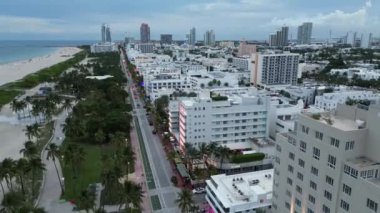 Miami Sahili, Skyline ve Ocean. İHA 'dan Miami Plajı' nın tropikal cennet videosu. Miami South Beach Havacılık Panoraması. Florida 'da turizm merkezi oteller ve okyanus