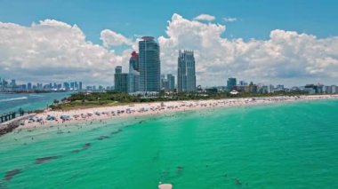 Miami Sahili, Güney Sahili. Miami Beach silueti. Miami şehir manzarası, hava manzarası. Miami kıyı şeridi, kıyı, okyanus kıyısının en üst manzarası. ABD 'de lüks seyahat. Okyanus yolculuğu