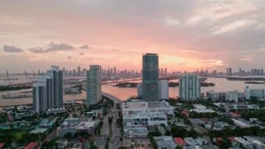 Geceleri Miami Skyline 'da. Gökdelenli Miami şehri gökdelenleri. Miami Alacakaranlık Manzarası Skyline. Gökdelenler ve limanlar. Miami rıhtımı marinayla dolu.